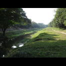 Eine der Wall-/Grabenanlagen um das historische Sukhothai